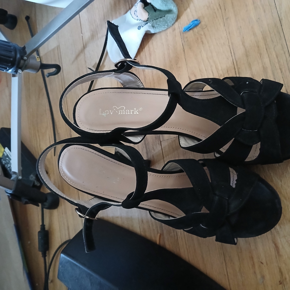 Elegant Black Heels with Strappy Design